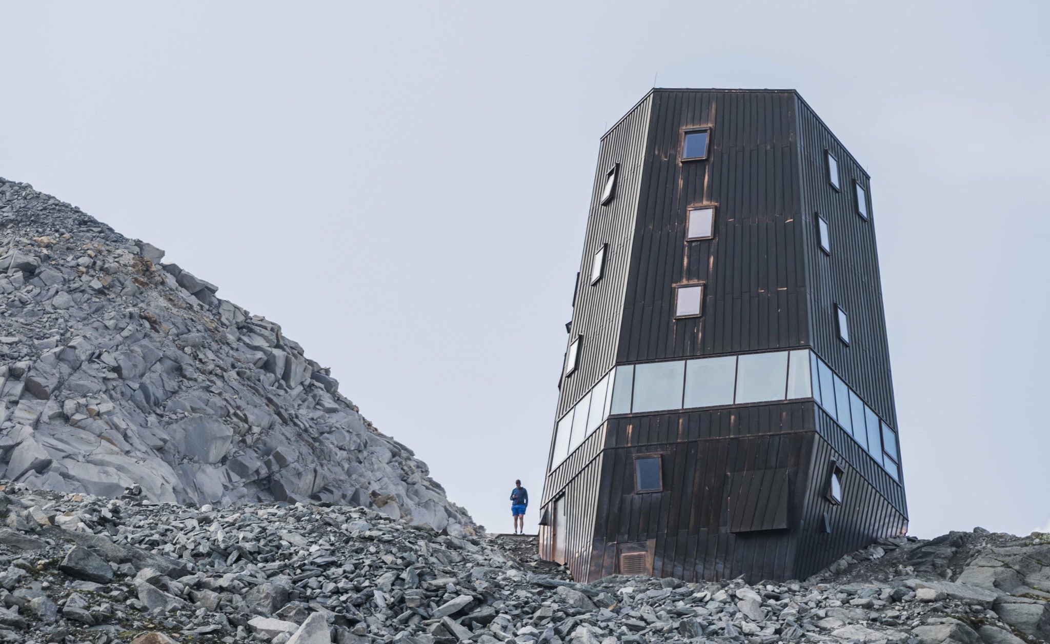 Schwarzensteinhütte im Nebel