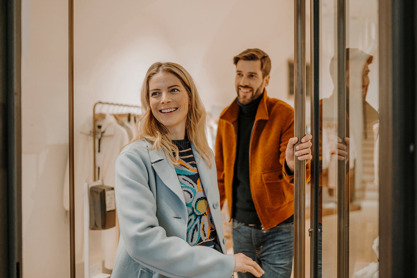 Zwei Personen bei einer Shoppingtour in Meran