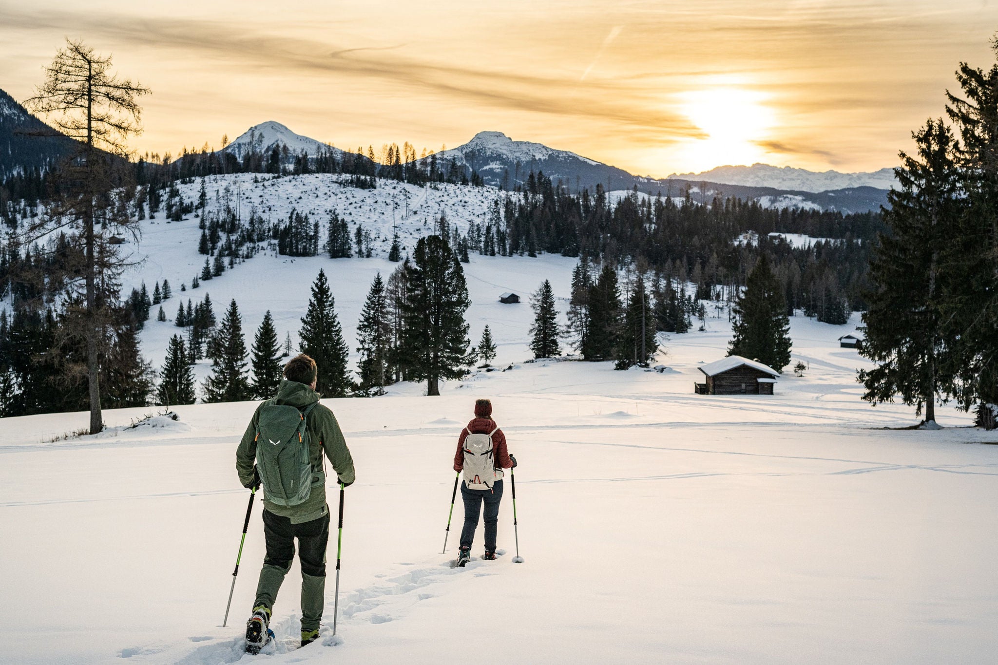 Zwei Schneeschuhwanderer unterwegs in Obereggen