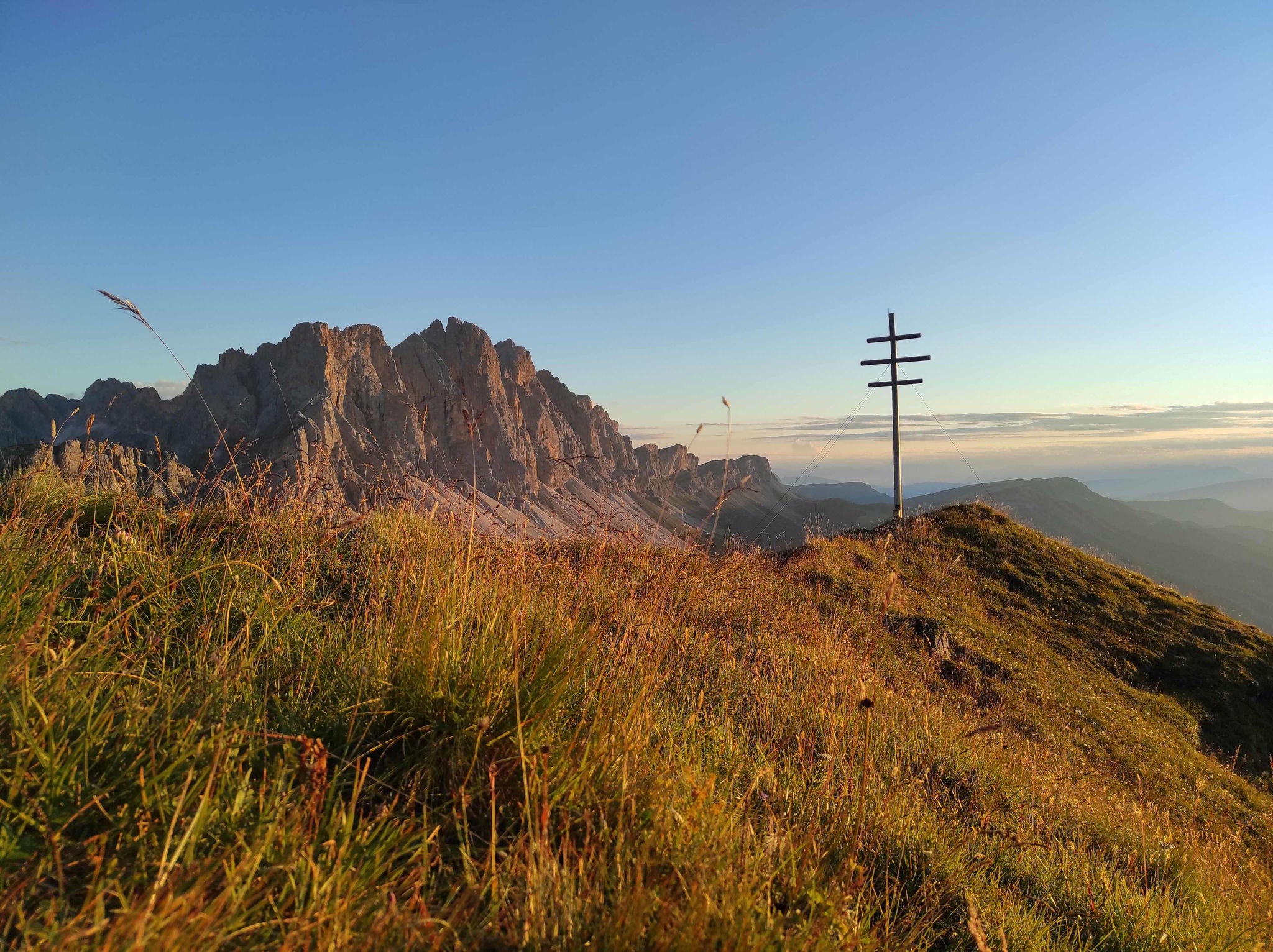Herbstliche Stimmung im Villnösstal mit Blick auf die Geisler