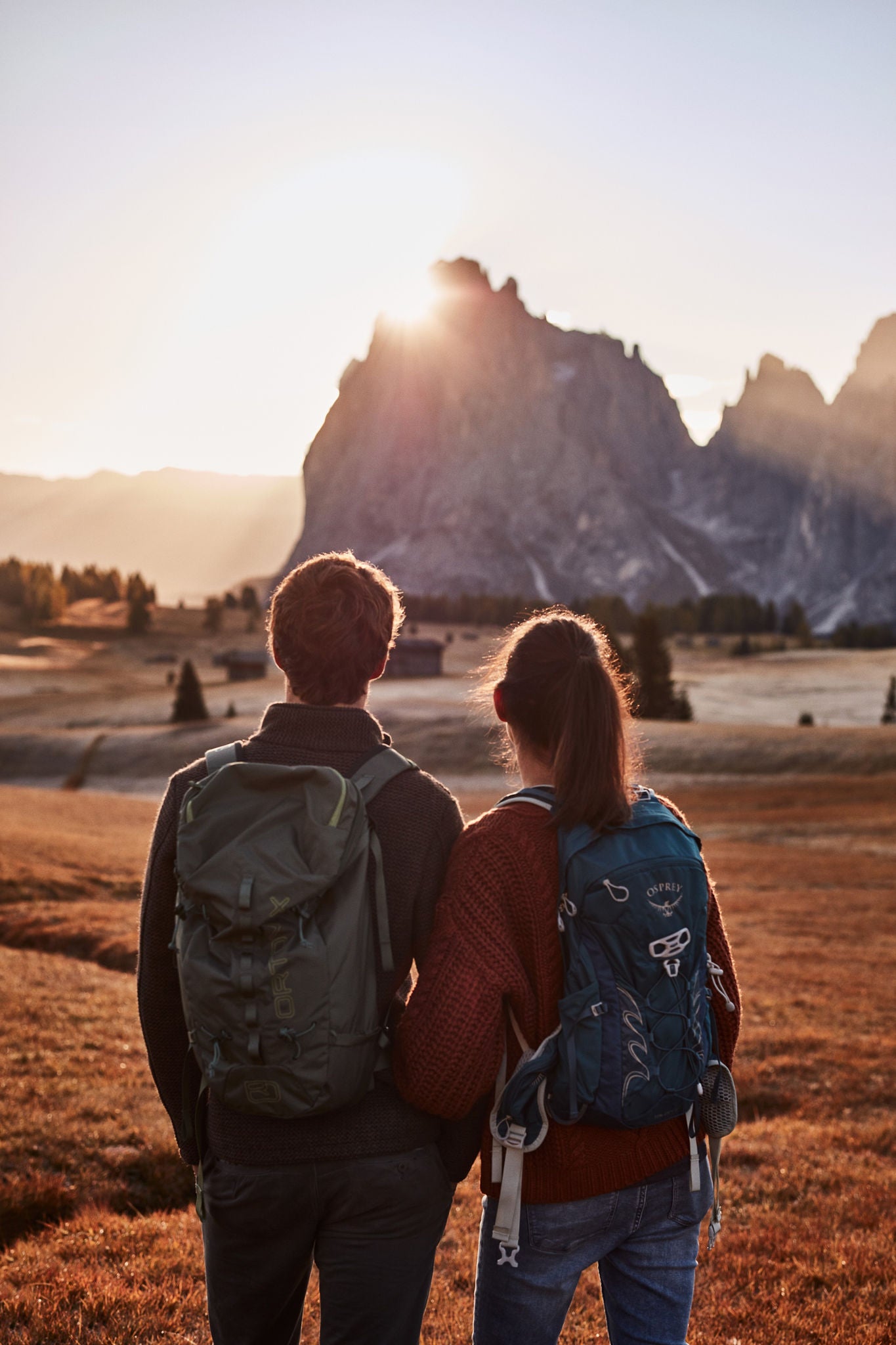Paar in den Dolomiten bei Sonnenaufgang im Herbst
