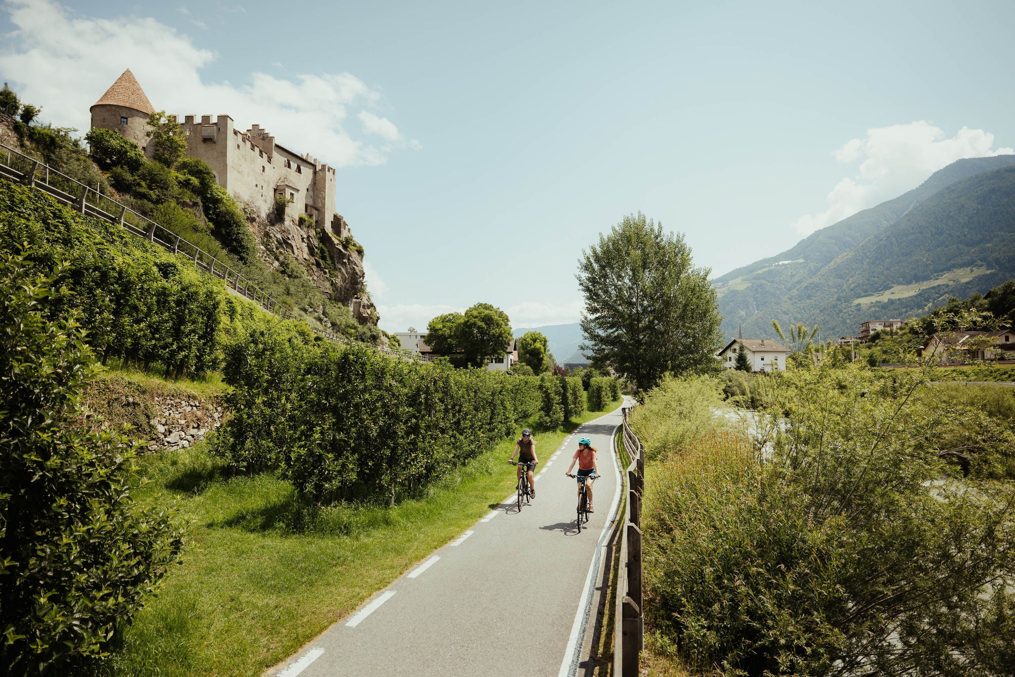 Radfahren entlang des Talradweges im Vinschgau