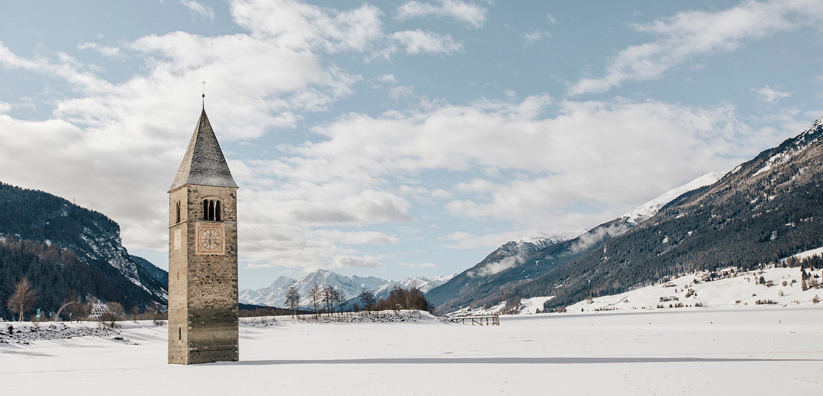 Der versunkene Turm vom Reschensee im Winter
