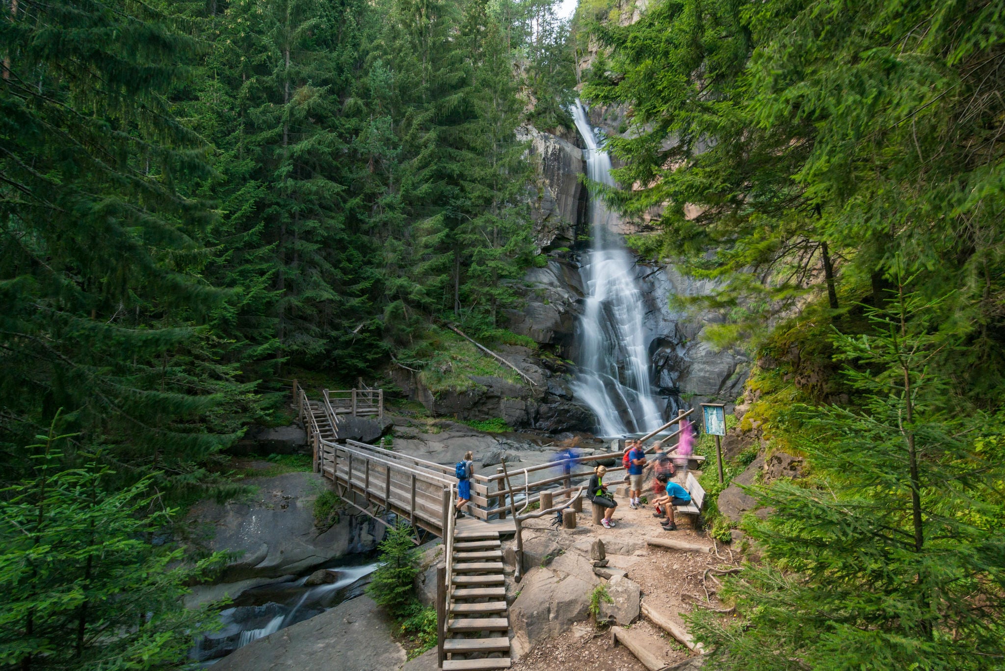 Wanderer vor dem Barbianer Wasserfall im Frühling
