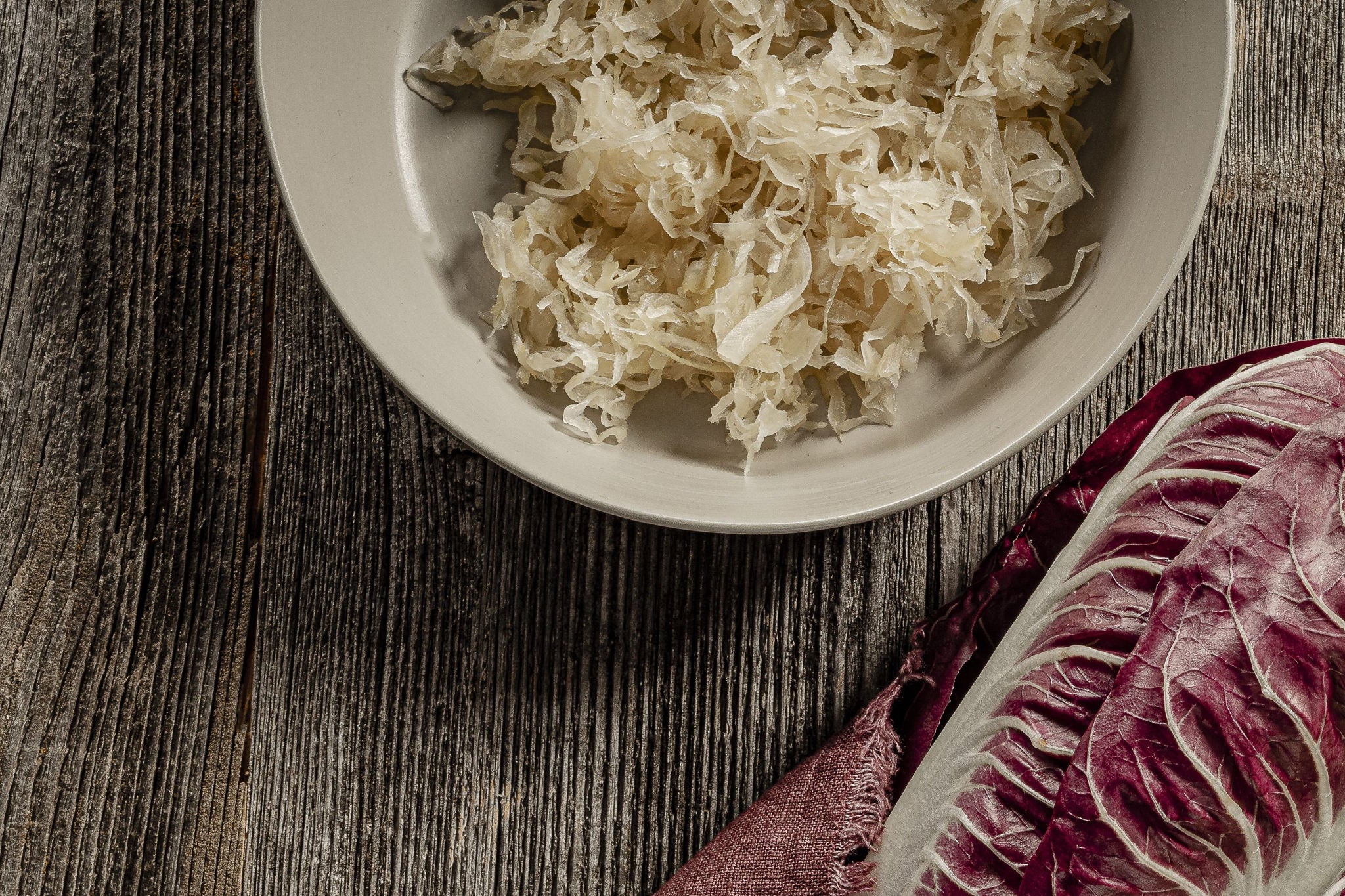 Eine Schüssel mit Sauerkraut auf einem rustikalen Holztisch