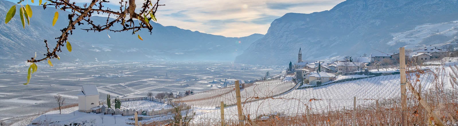 Schneebedeckte Südtiroler Unterland im Winter