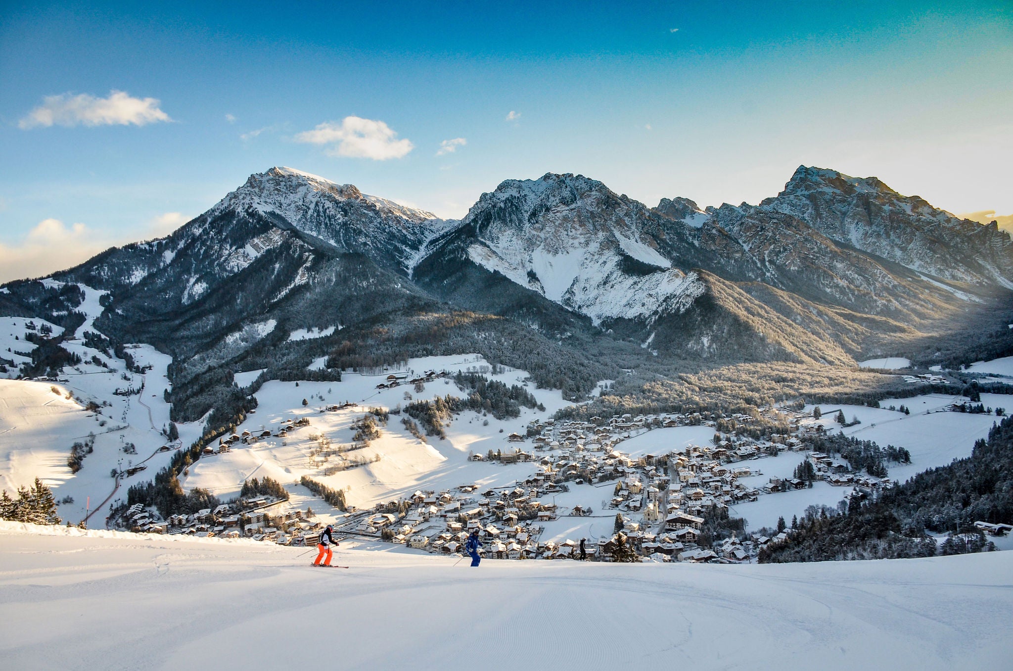 Mehrere Skifahrer fahren im Winter den Berg hinunter Richtung San Vigilio Dolomites 