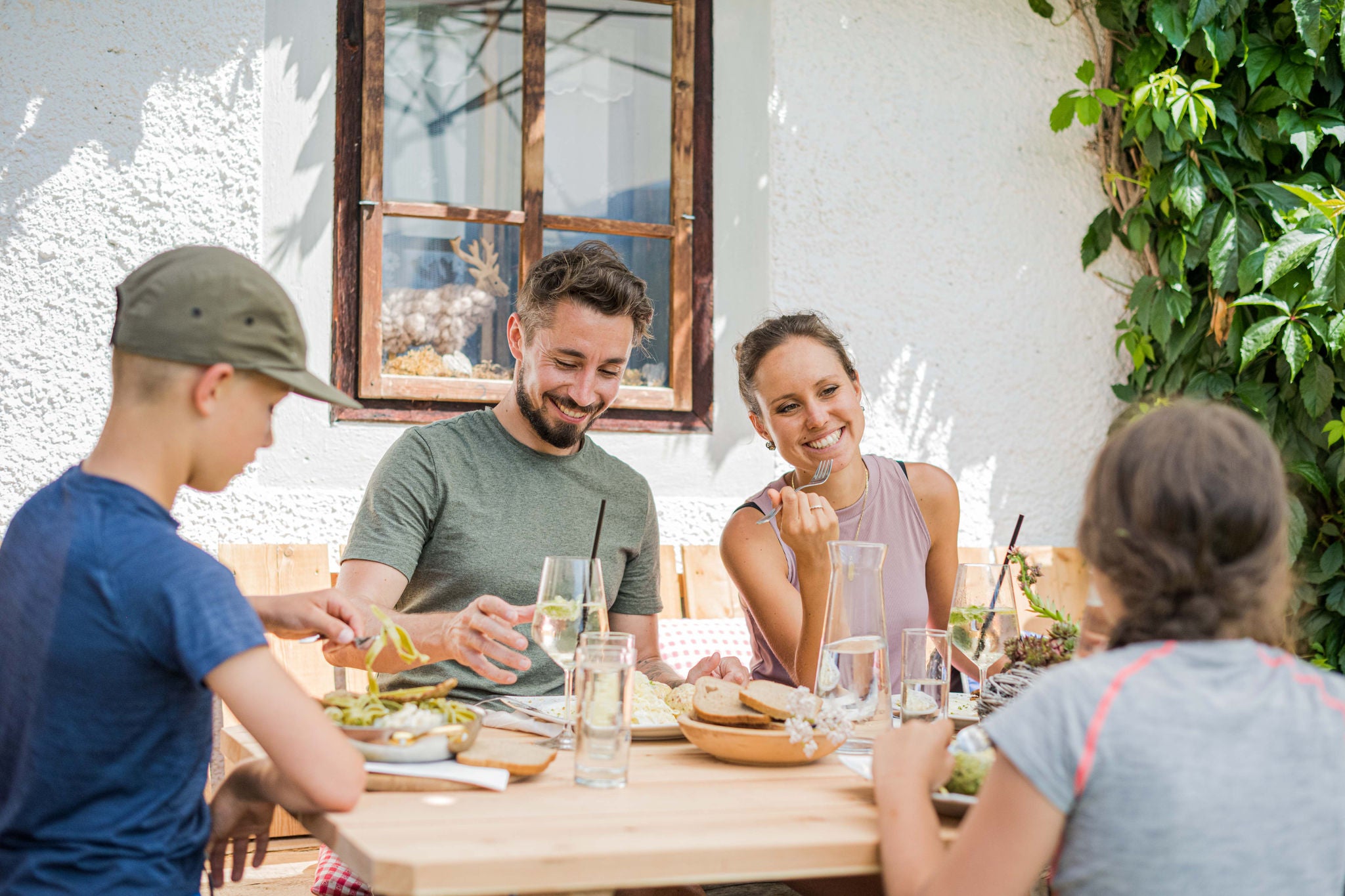 Mittagessen mit der Familie in einem Gasthof im Ahrntal