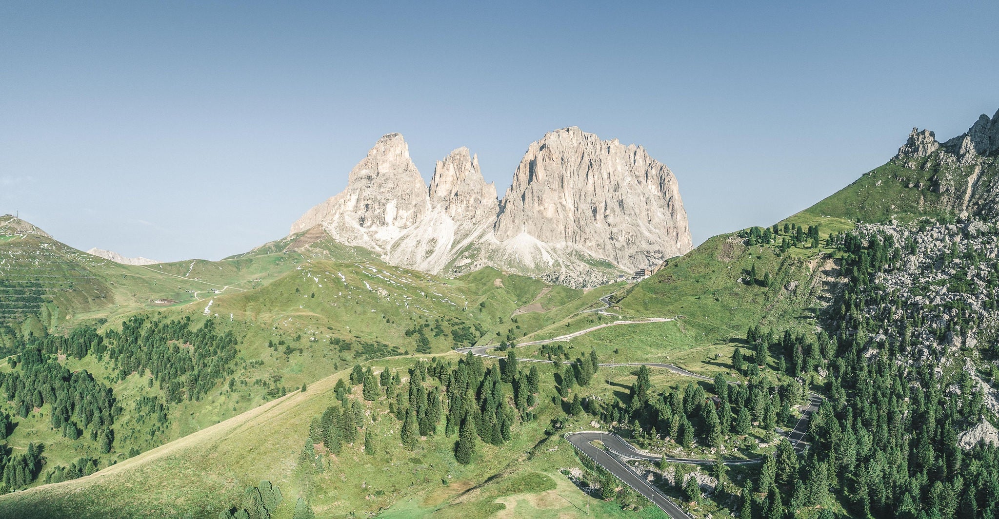 Der Dolomitenpass Sellajoch schlängelt sich bergauf.