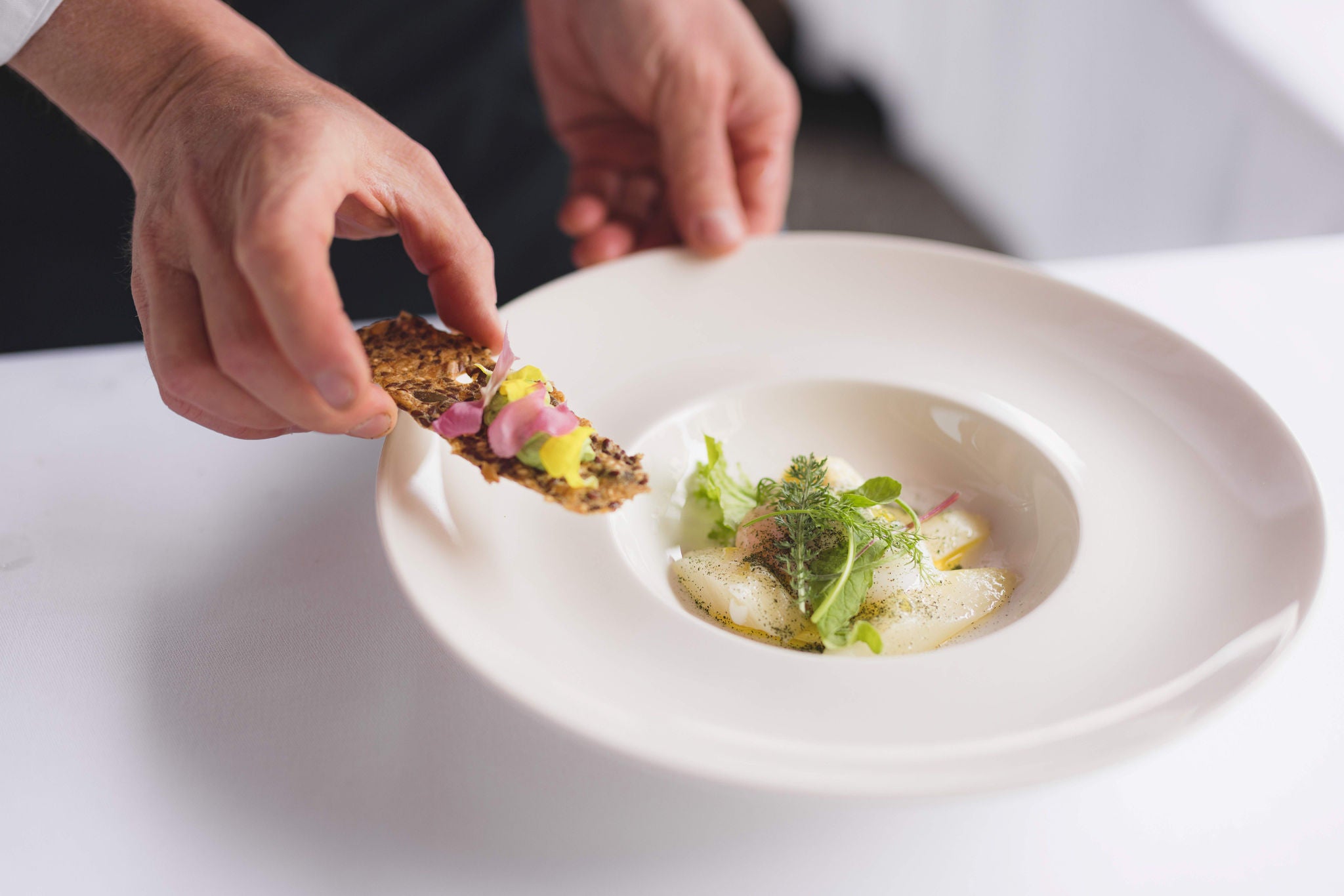 Teller mit Frühlingsgericht