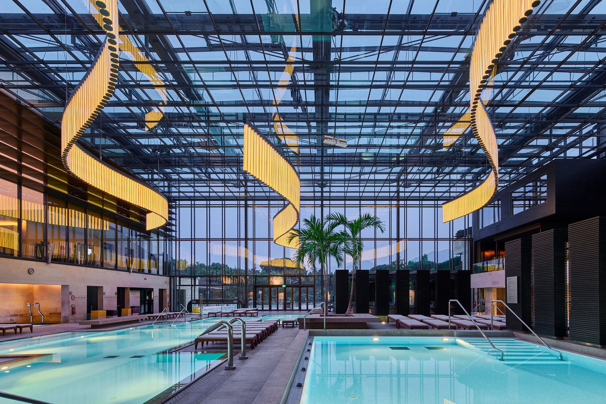 Innenbereich der Therme Meran mit Beleuchtung