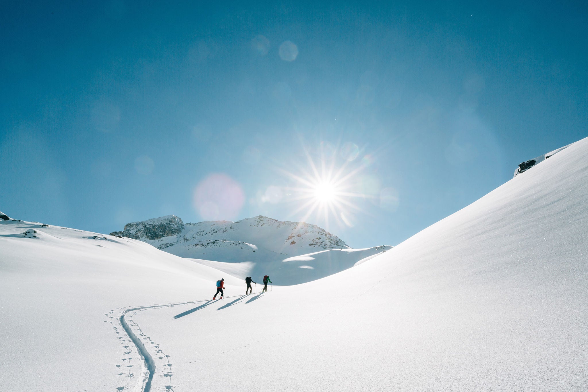 Drei Personen bei Tourenskiwanderung im Passeiertal