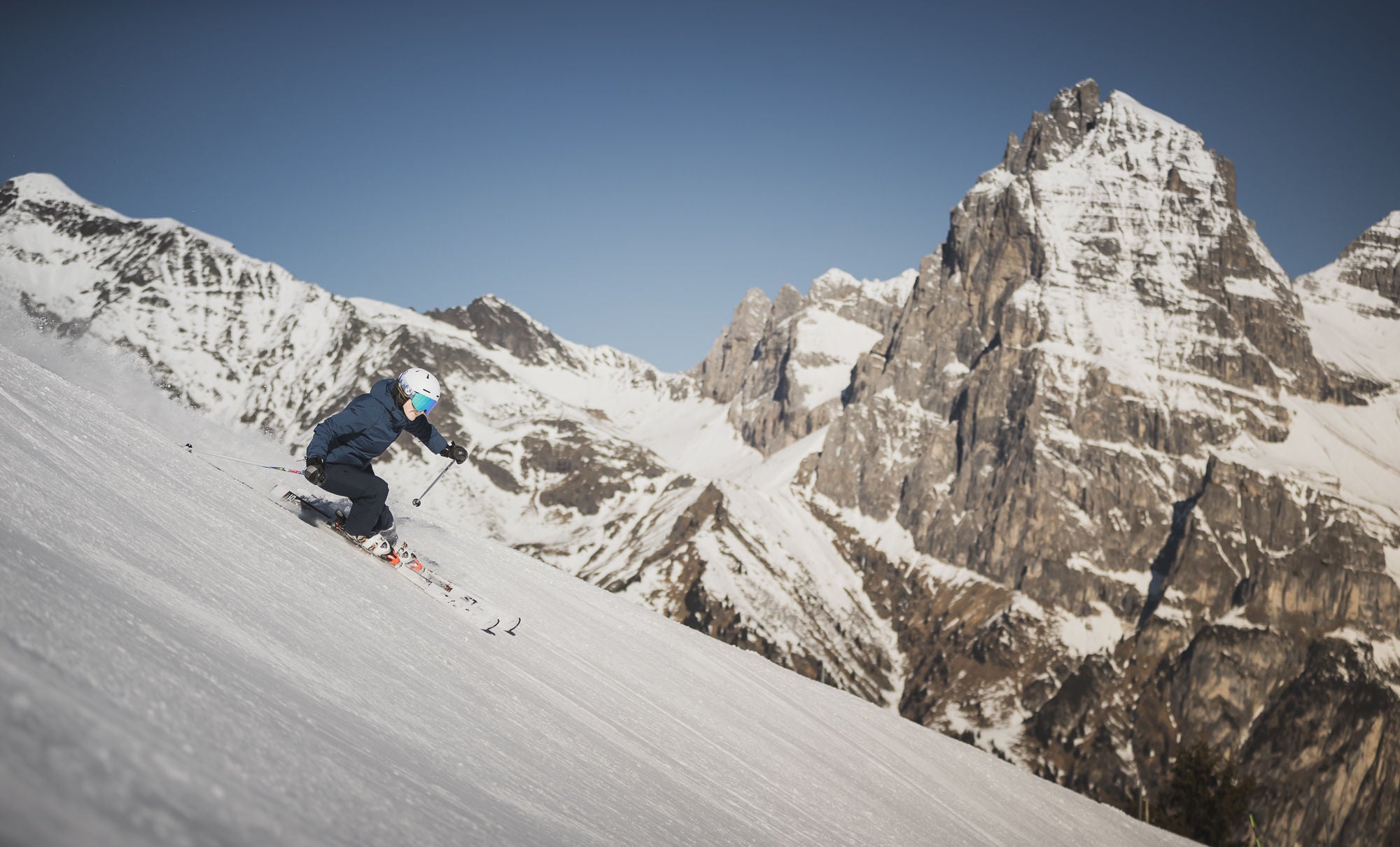 Skifahrerin bei Abfahrt im Skigebiet Ladurns