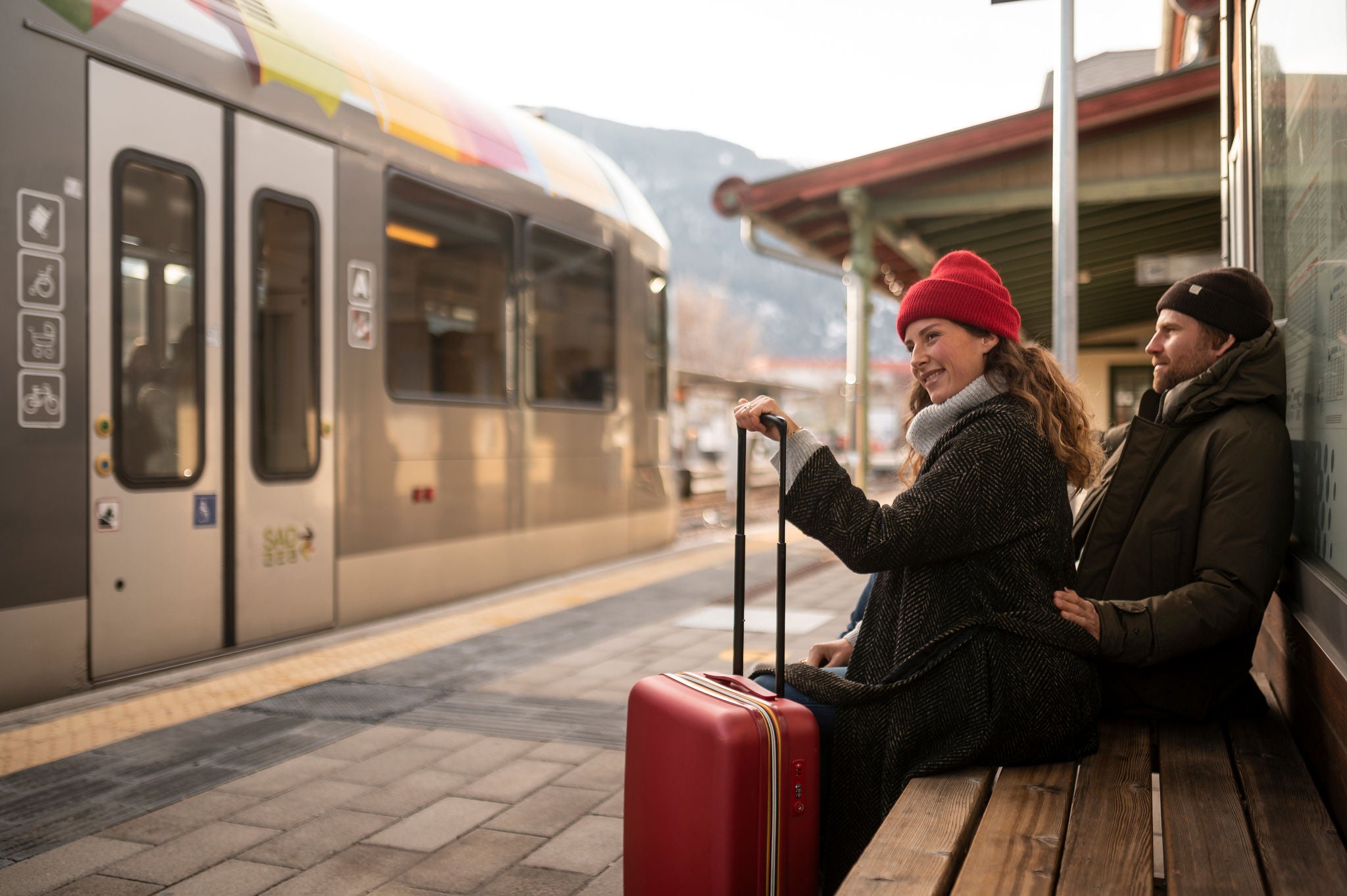 Paar beim Warten auf einen Zug am Bahnhof im Winter