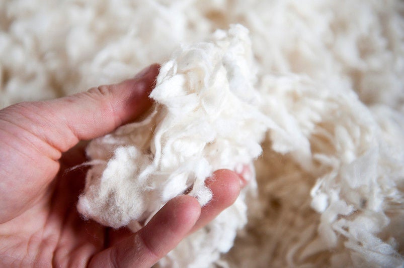 In der Moessmer Tuchfabrik im Pustertal wird Nachhaltigkeit groÃƒ geschrieben, denn nur aus reiner Schafwolle kann echter Tiroler Loden entstehen.