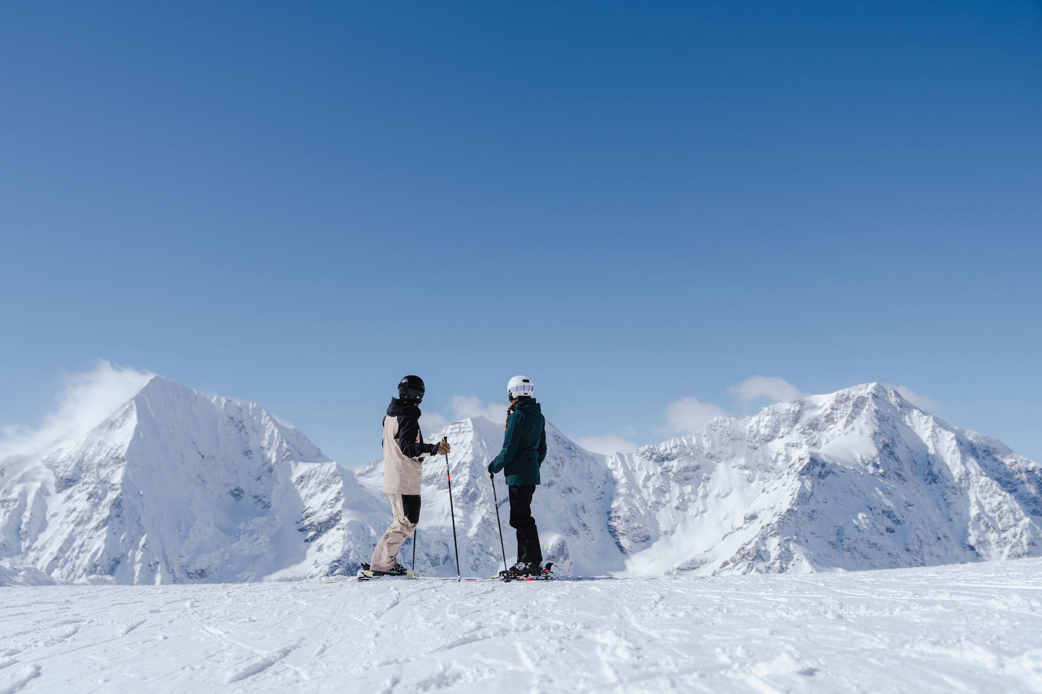 Zwei Skifahrer im Ortlergebiet