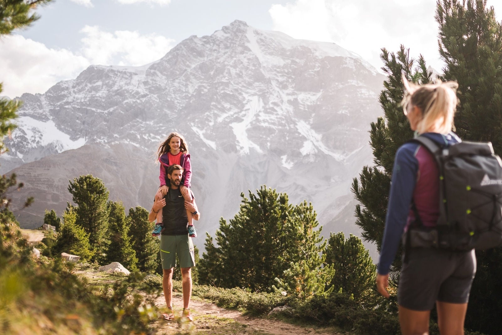 Eine Familie bei einer Wanderung im Nationalpark Stilfserjoch, im Hintergrund der Ortler