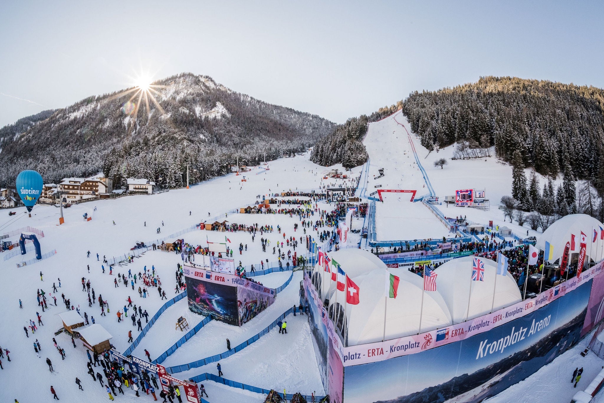 Blick auf die verschneite Weltcup-Piste Kronplatz.