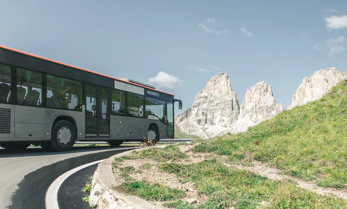 Autobus jede po silnici v Dolomitech.