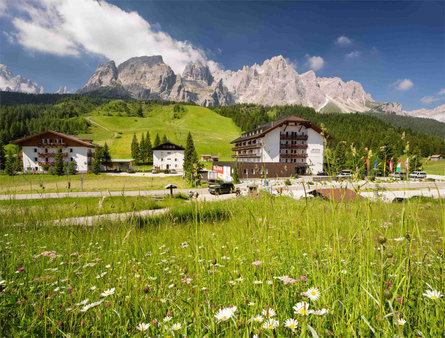 L'hotel sul Passo Monte Croce, di fronte a un massiccio montuoso alpino.