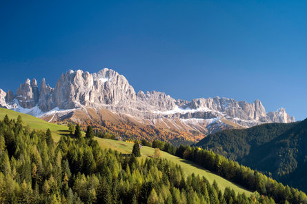 Vue sur le massif Rosengarten depuis les Dolomites, par un jour d’octobre ensoleillé.