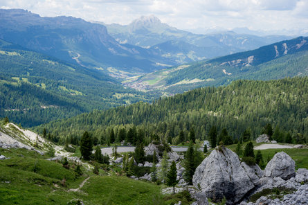 Průsmyk Passo di Valparola v Dolomitech s výhledem do údolí.