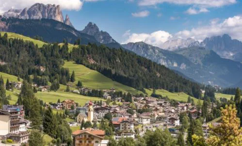 Het aan Zuid-Tirol grenzende, Ladinische dal Val di Fassa in Trentino.