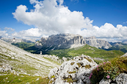 Kabinkou lanovky do průsmyku Sellajoch s výhledem na panorama Dolomit.