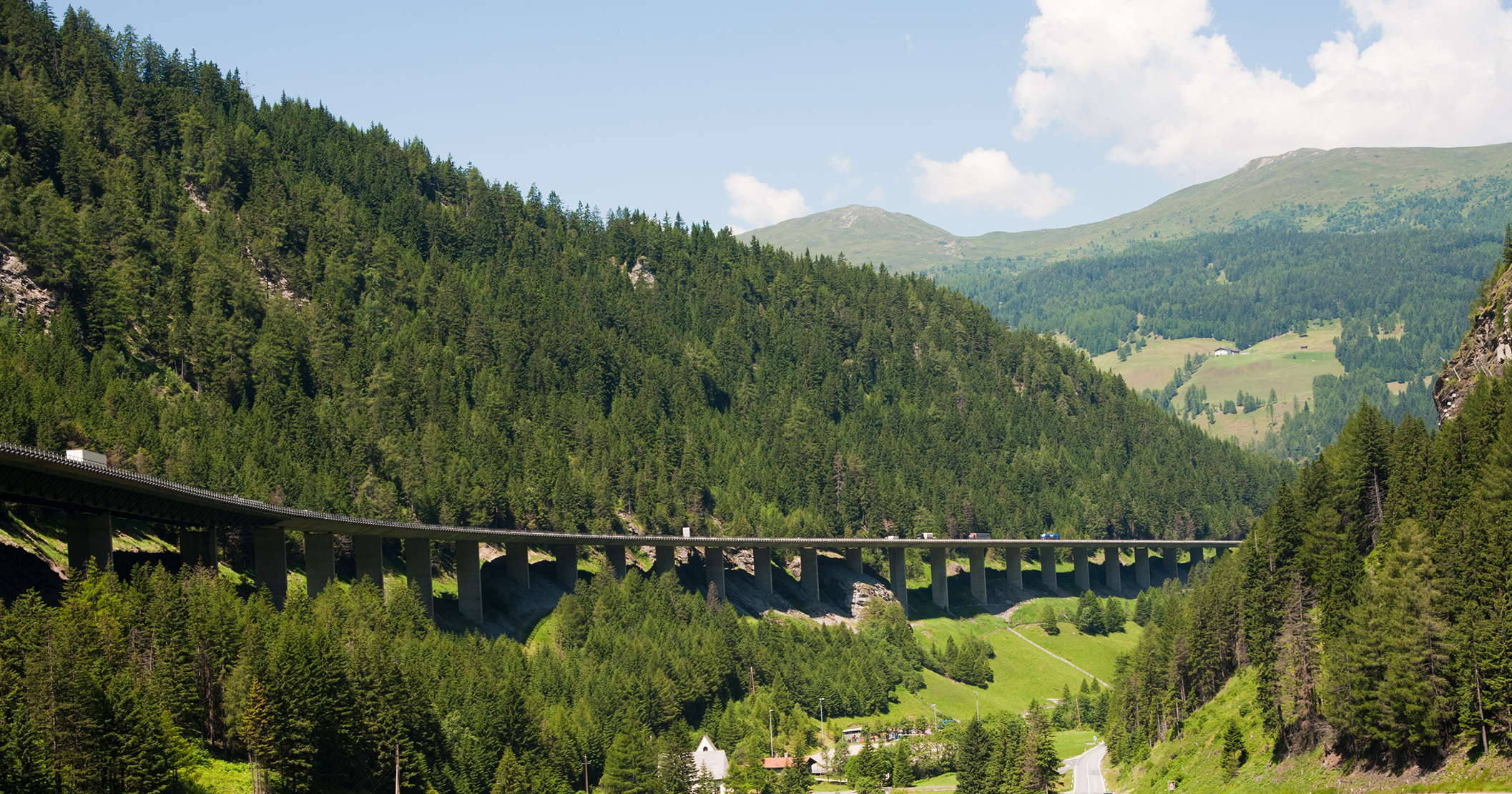 Ponte Lueg e paesaggio boschivo