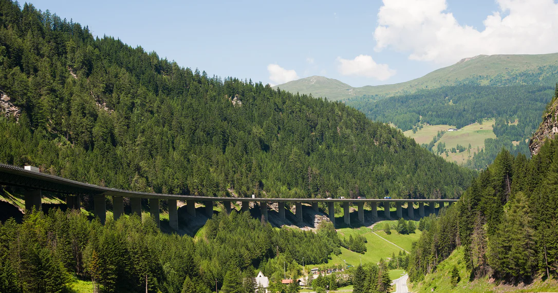 Autobahn-Brücke mit Bergen im Hintergrund