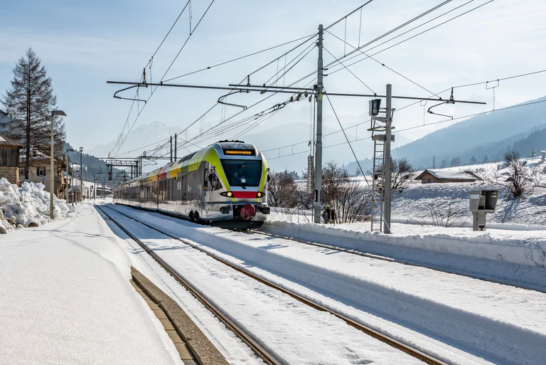 W pociągu w drodze na stoki w Dolomitach