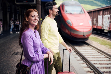 Ein Zug fährt in den Bahnhof rein