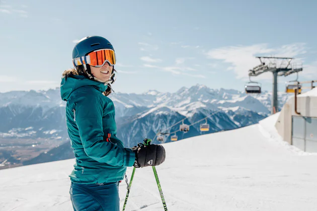 Een skiër staat voor een sleeplift