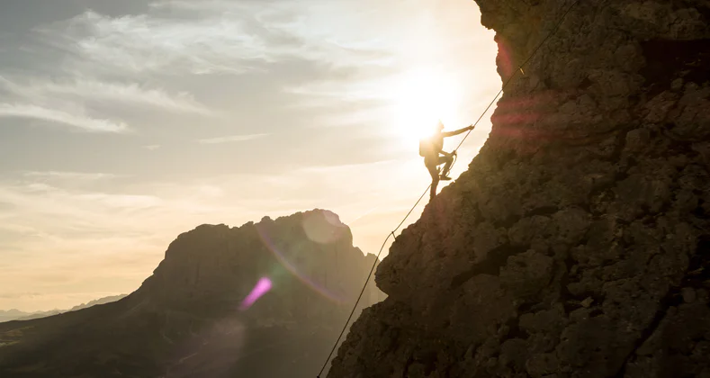 Silhouette d'un grimpeur dans les Dolomites