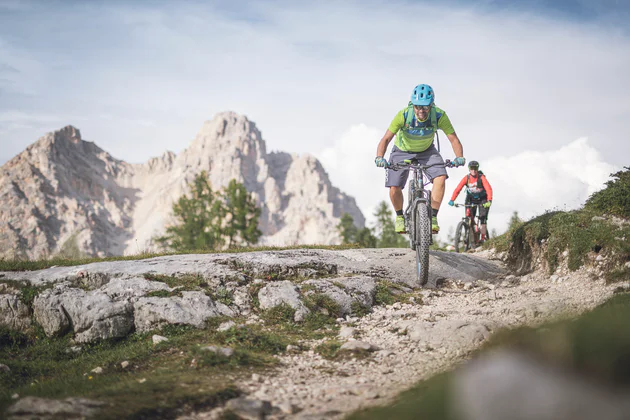 Zwei Mountainbiker fahren eine Strecke in den Bergen