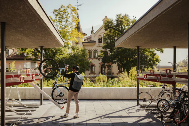 Ein Radfahrer parkt sein Bike