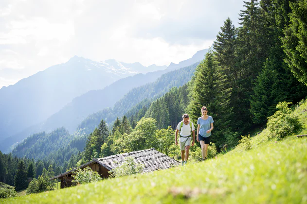 Twee personen wandelen over de bergwandelroute Meraner Höhenweg