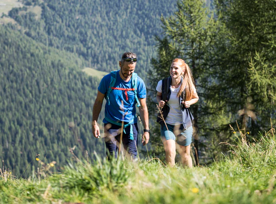 Ein Pärchen wandert im Gebirge