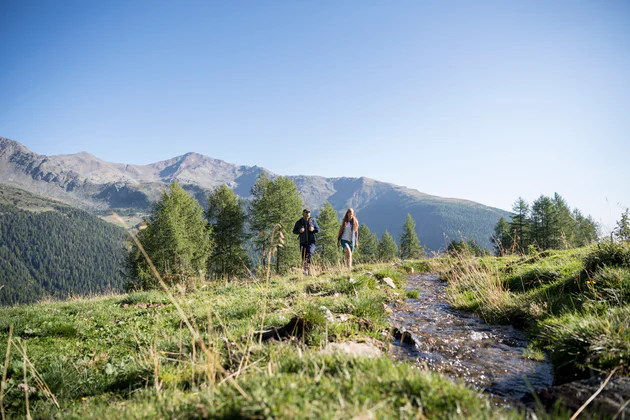 Trois randonneurs sur le Seceda au lever du soleil