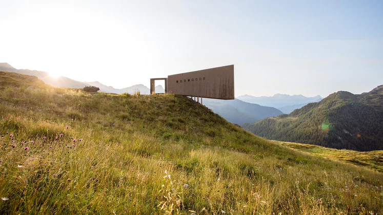 Vista di un'installazione moderna che funge da punto panoramico in montagna