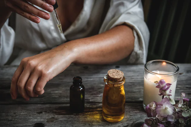 Personne en train de présenter différents produits cosmétiques naturels.