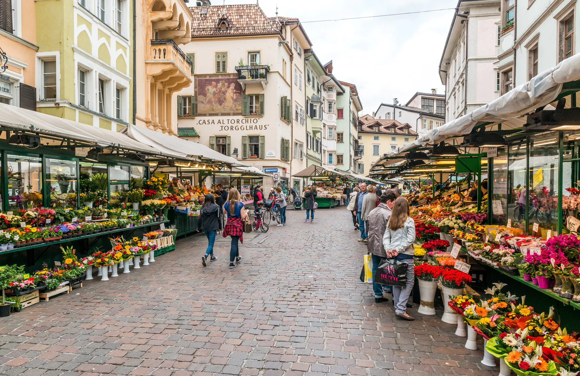 Bancarelle di fiori, frutta e verdura in piazza Erbe a Bolzano