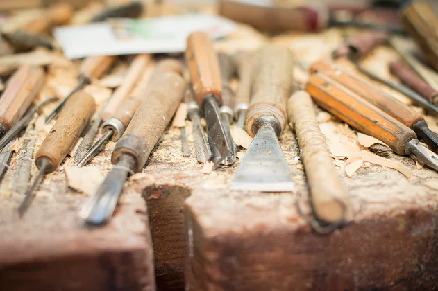 Close-up van houtsnijgereedschap op een werkbank