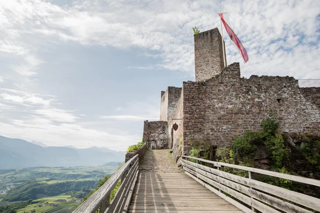 Pohled na hrad Hocheppan, jehož vlajka vlaje ve větru