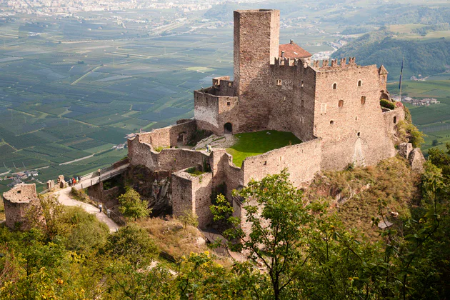 Ancien château sur une colline