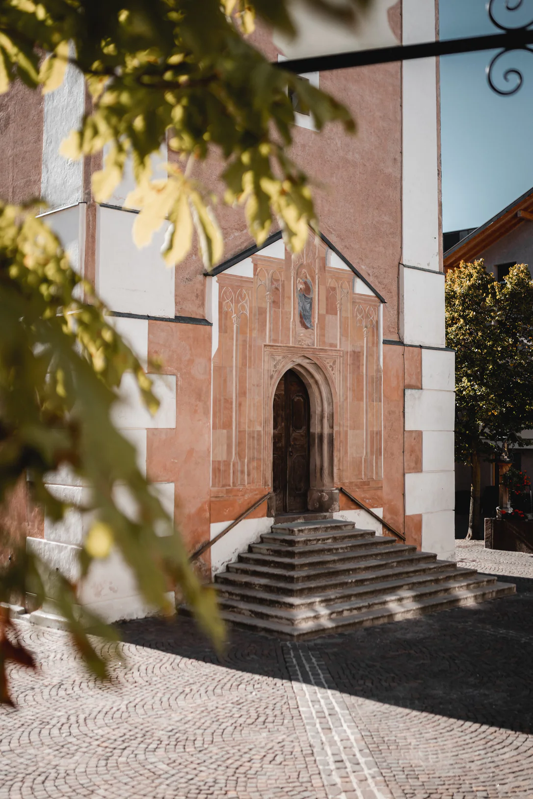 Vchod do věže kostela Kastelruth/Castelrotto