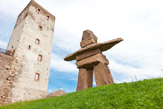 Vista su una statua e sulla torre del Messner Mountain Museum a Castel Firmiano a Bolzano