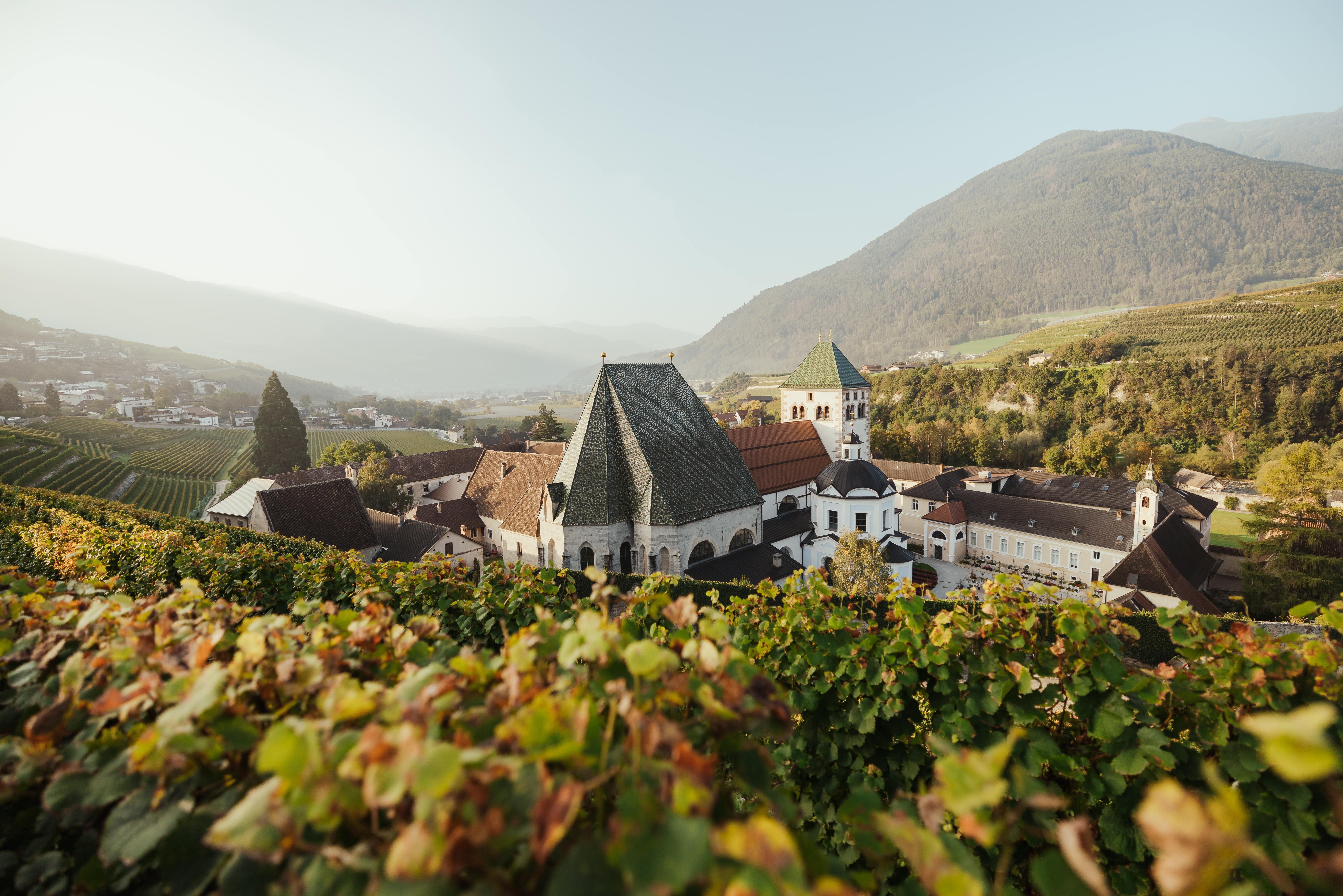 Pohled na klášter Neustift/Novacella na podzim.
