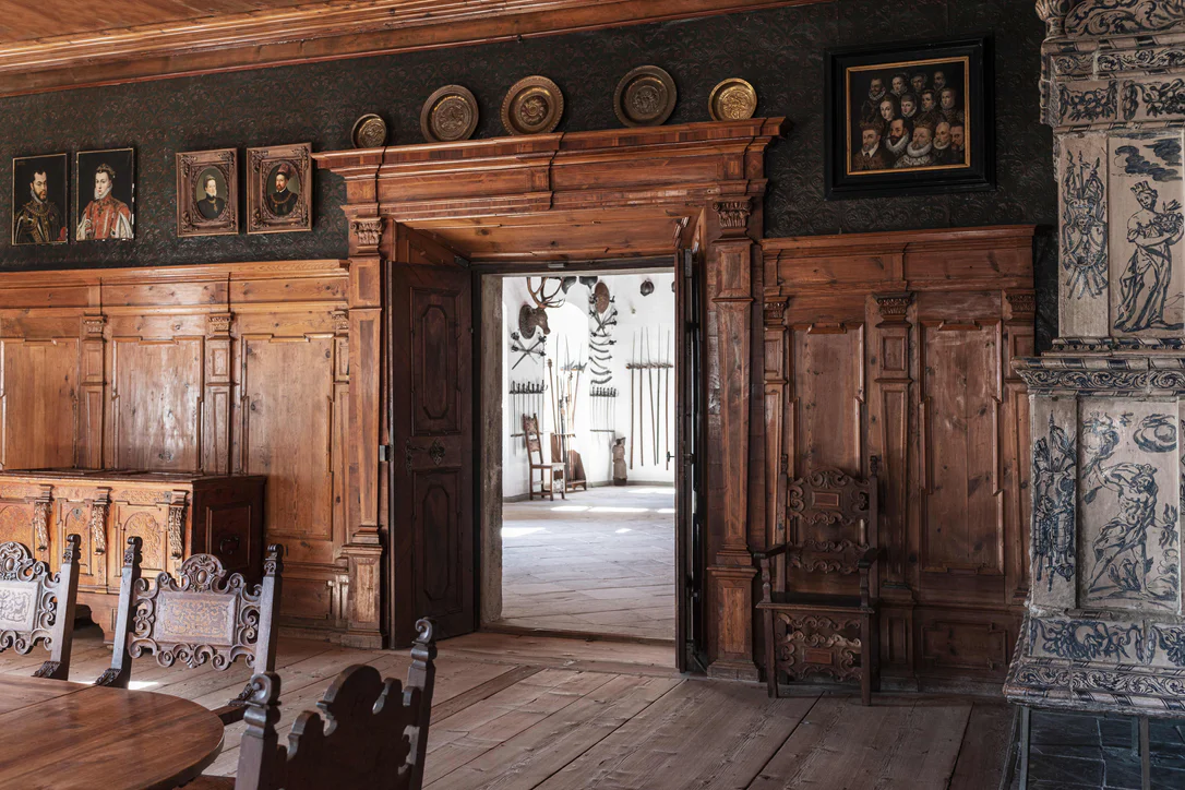 Veduta di una nobile sala arredata in legno all'interno di Castel Schenna nel paese di Scena