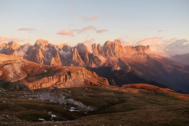 Blick auf die Dolomiten, die vom Sonnenuntergang rot angestrahlt werden
